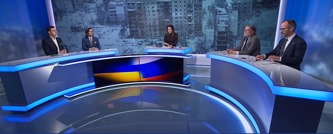 Diskuse se účastnili europoslanec a místopředseda STAN Jan Farský, místopředseda sněmovního výboru pro evropské záležitosti Denis Doksanský (ANO), europoslanec a místopředseda ODS Alexandr Vondra a místopředseda sněmovního ústavně-právního výboru Libor Vondráček (Svobodní, klub SPD).